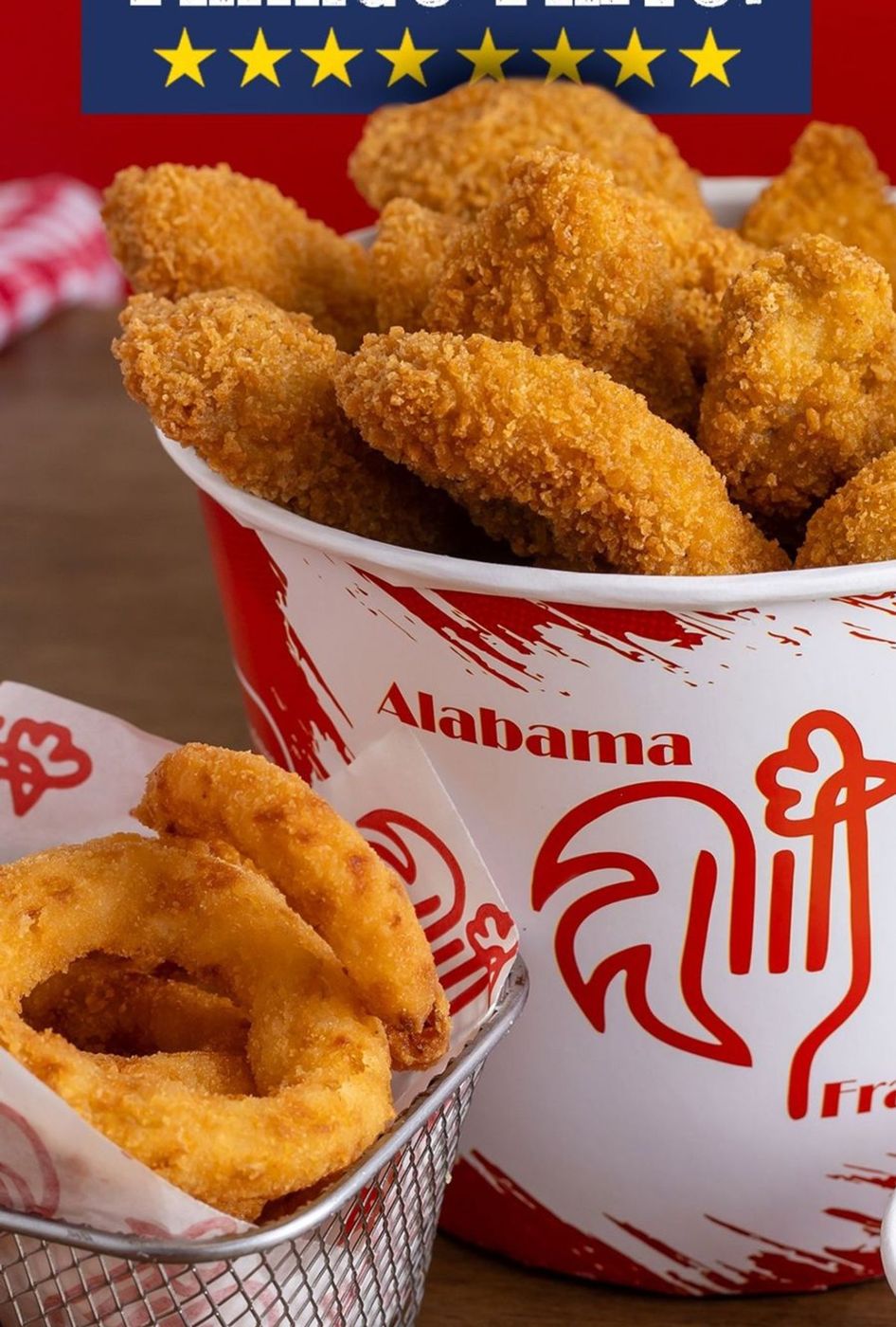 Balde grande de frango frito com anéis de cebola