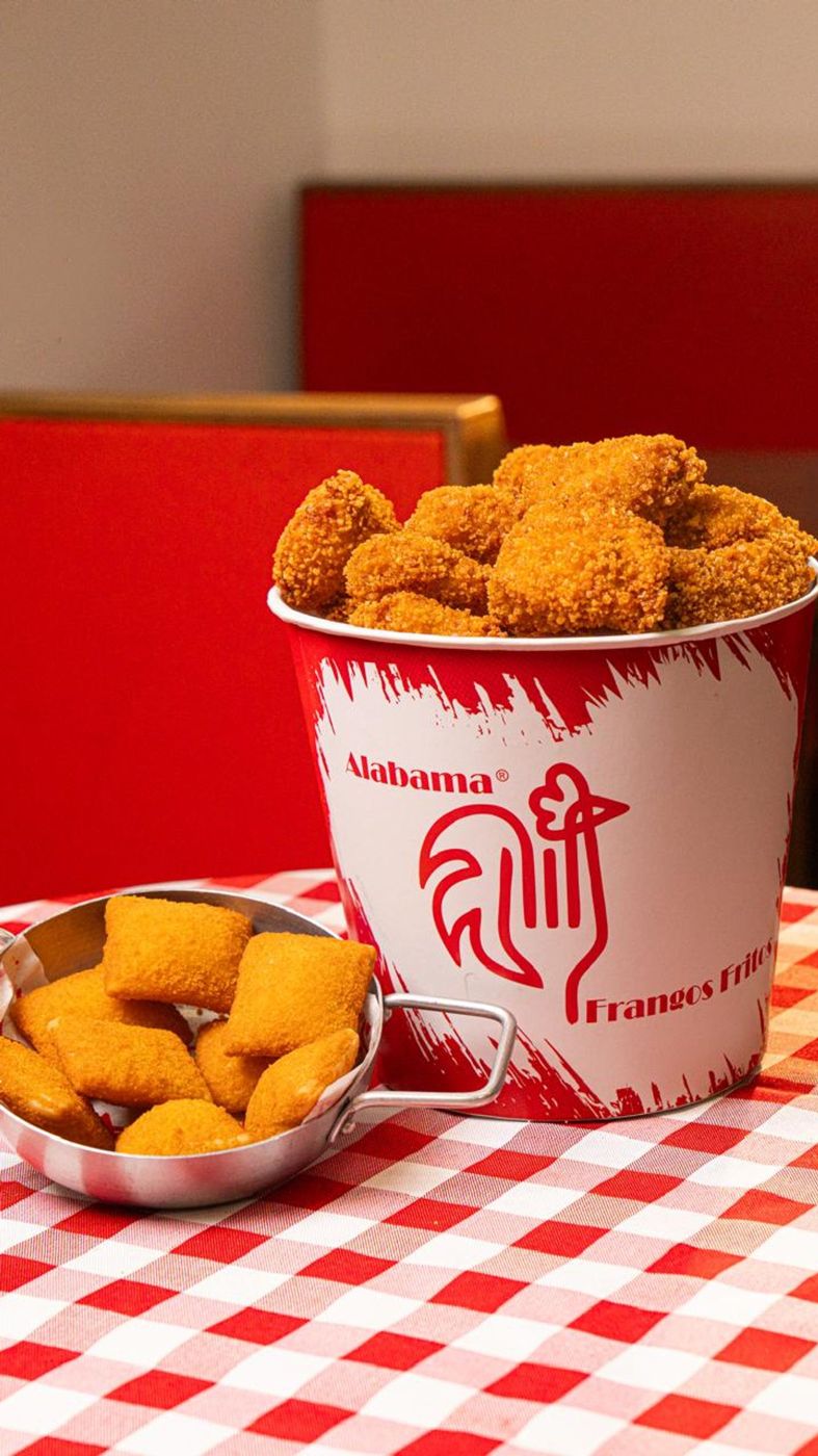 Balde de frango frito com acompanhamentos