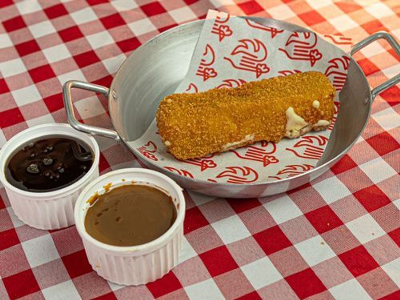 Stick de queijo empanado com molhos
