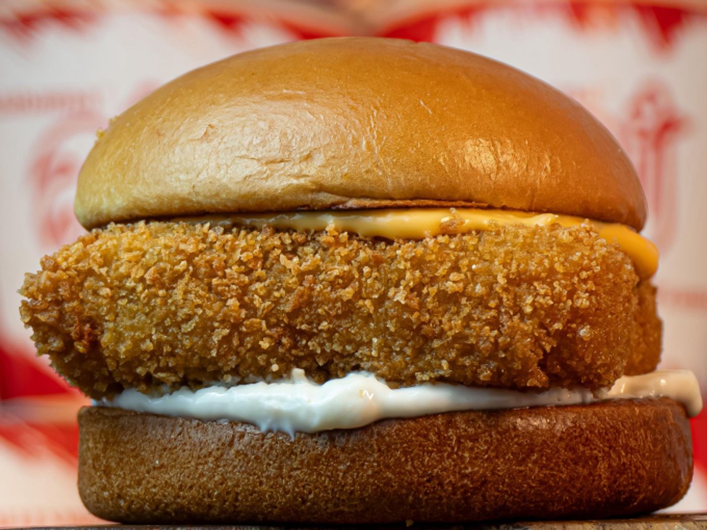 Burger de frango empanado com queijo